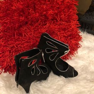 Nice stylish black pump with silver detail bow tie